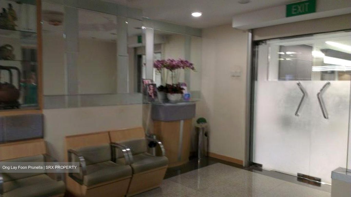 Mount Elizabeth Hospital (D9), Retail #521905711